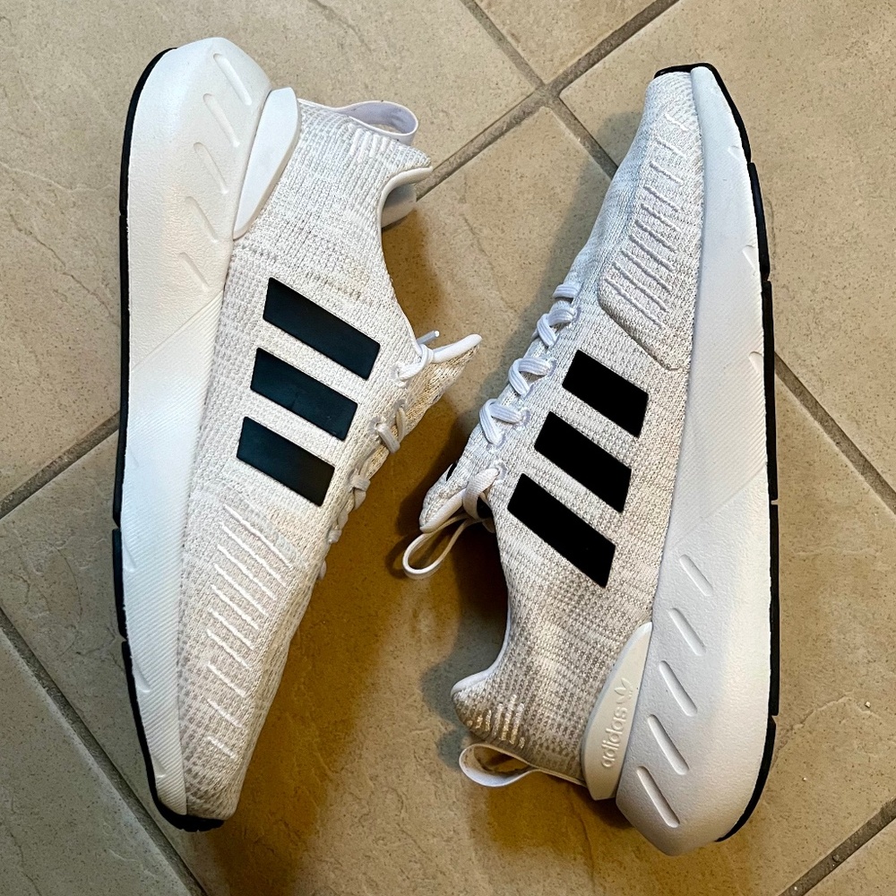 ADIDAS SWIFT RUN 22 (Women’s Size 6.5/Youth Size 5.5)